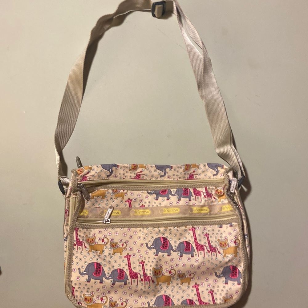LE SPORTSAC DELUXE EVERYDAY BAG - Elephants, Giraffes, lions and flowers
